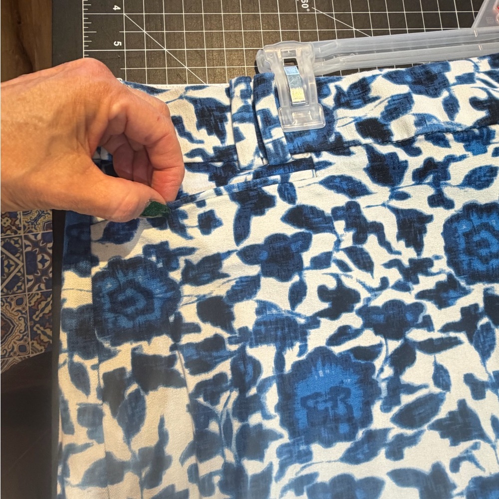 1/2 off bundles 3+ Lane Bryant Allie 20 Blue and White Floral Women capri pants